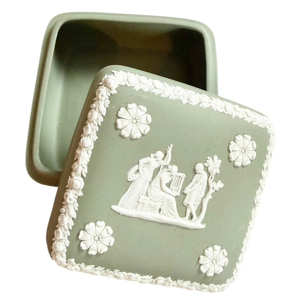 Wedgwood Green Jasperware Square Trinket Box Neoclassical Lyre Relief 
England